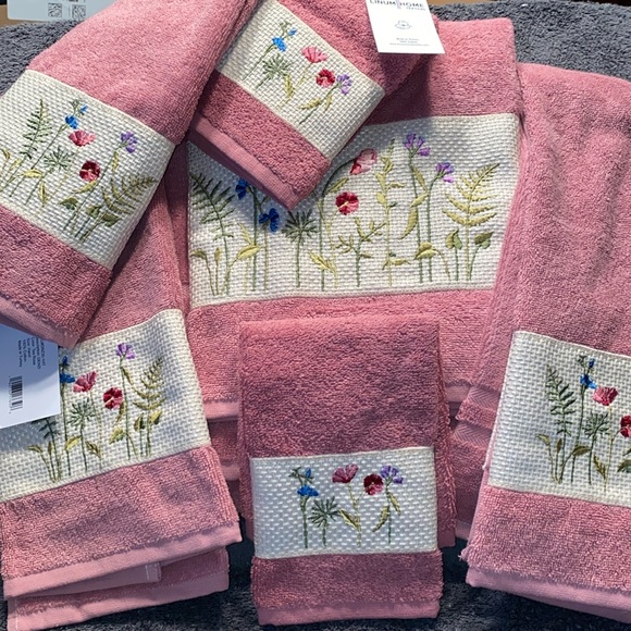 Linum Home Textiles Other - Beautiful NWT Pink Embroidered Flowers Towel Set